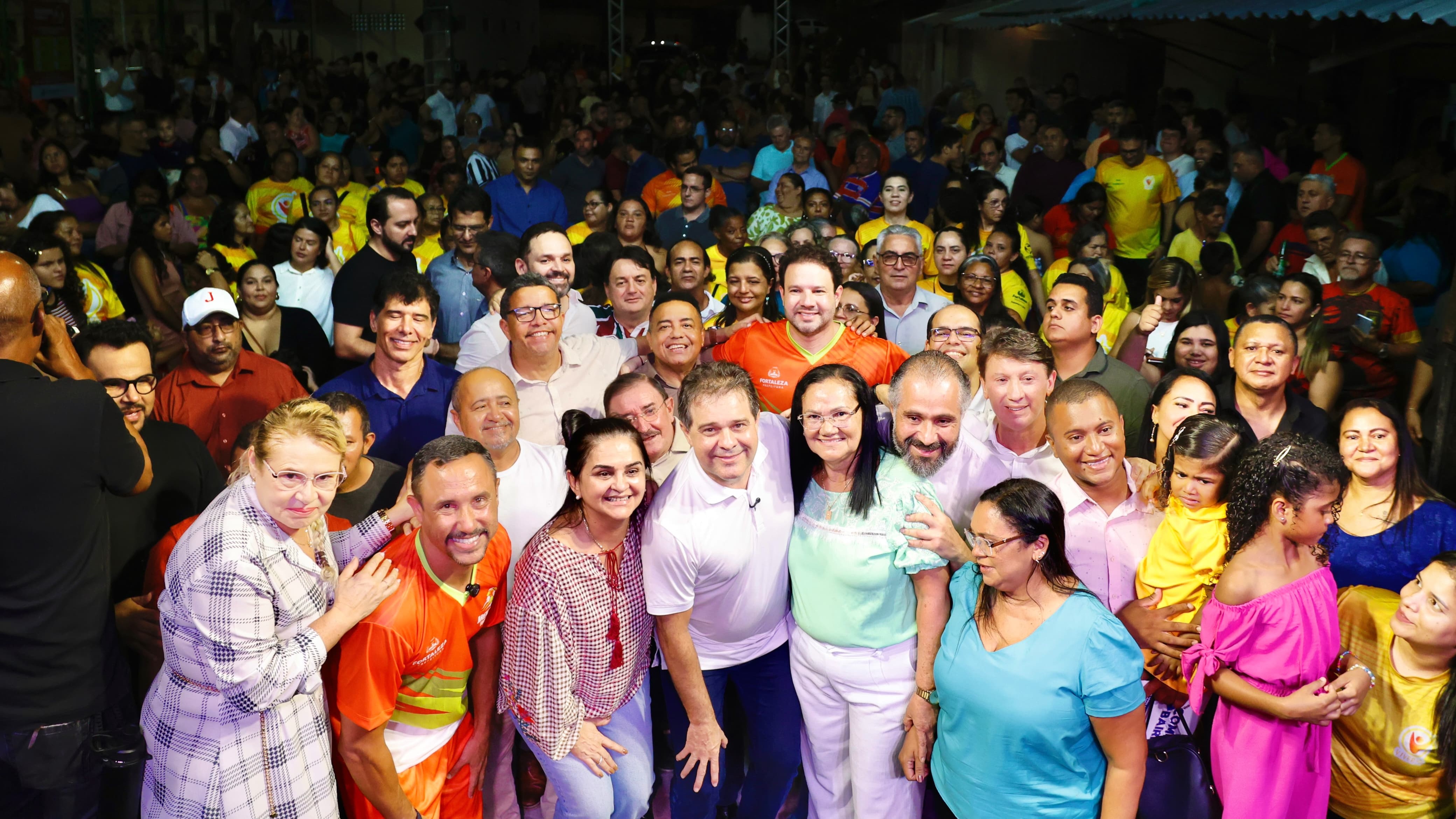 grupo de pessoas posa para a foto